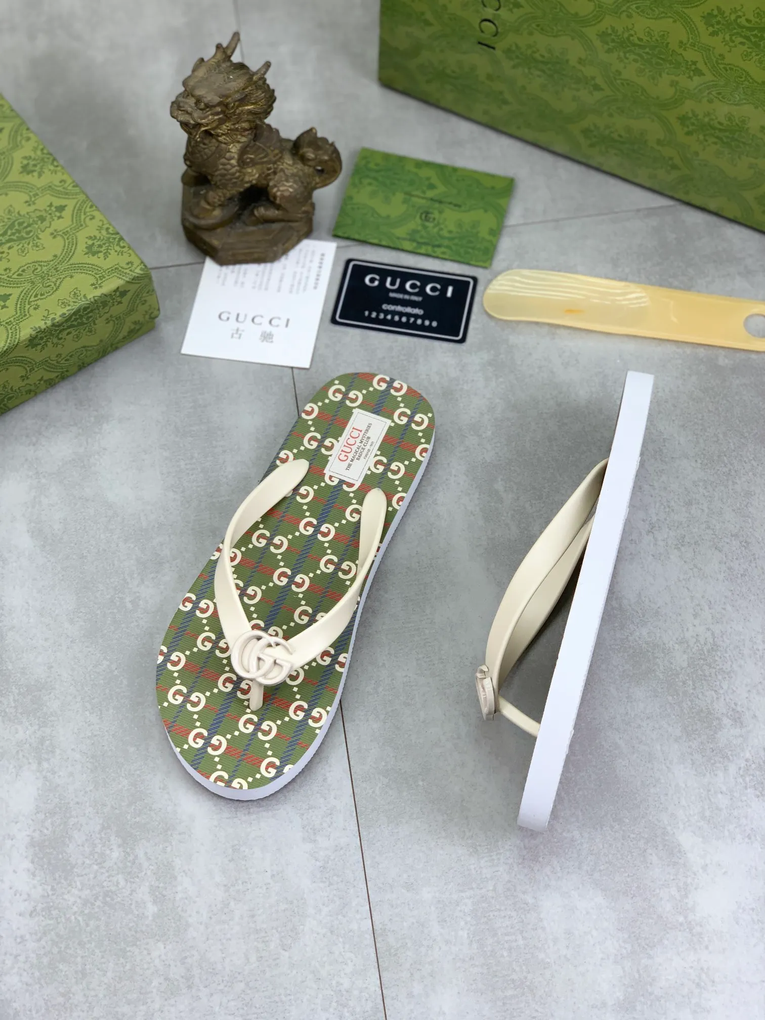 Men's men's shoes 💰P220💰【New style】🆘【GUCCI】Official website's popular Gucci adult couple 🧑‍🤝‍🧑 style, children's flip-flops are on sale at the counter simultaneously! Original fabric imported from Italy. Original bottom provided by the original factory. Size: Adult 36-45. Children’s size: 30-37. Multiple colors available.
